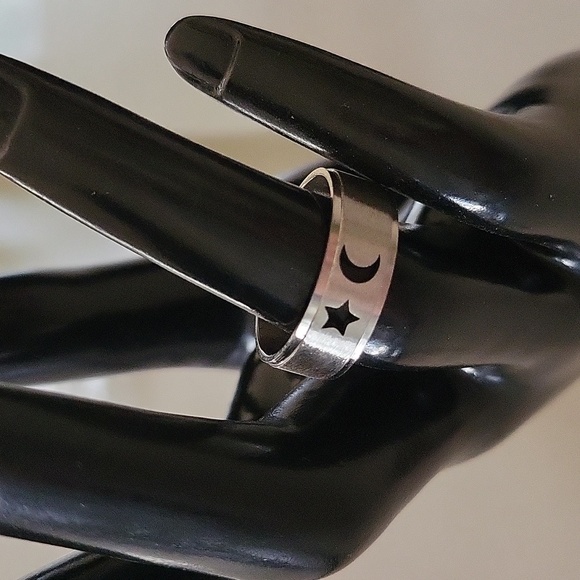 NWOT Moon and Star Ring - Picture 1 of 4